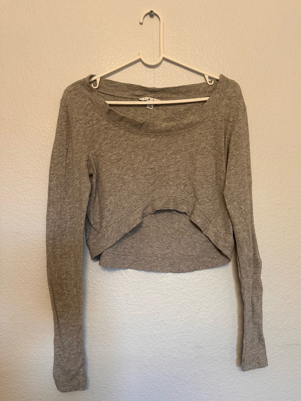 Cabi Soft Knit Gray Cropped Long-Sleeve Top with Thumb Hole size Medium